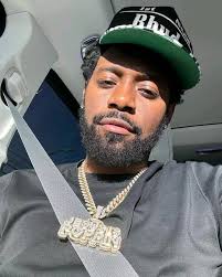 How many women pay all their bills without a man's help?