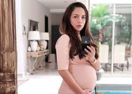 Free actresses wallpaper and other people desktop backgrounds. Actress Nora Danish Posts Refreshingly Honest Instagram Picture And Caption On Pregnancy Weight Gain Coconuts Kl