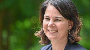 Baerbock 2013 óta a német bundestag tagja. Annalena Baerbock Geste In Gebardensprache Fur Kanzlerkandidatin Gesucht Stern De
