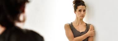 Stalking involves behaviors towards a person that make them feel unsafe. Themen Stalking