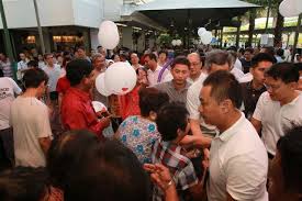 Ang mo kio avenue 1 (posb). Prime Minister Lee Hsien Loong Face Hidden Being Greeted