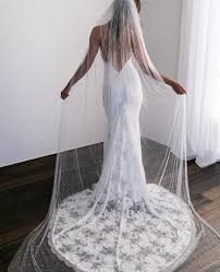 Shorter veils leave your hair visible and therefore drawing attention to it. 20 Wedding Hairstyles For Long Hair With Veils Hi Miss Puff
