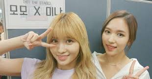 I keep on contemplating on what language do momo… Momo Does Something Sneaky With Her Hand Behind Mina S Back Koreaboo