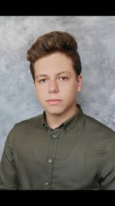 Danas je našu školu posjetio Selimović Vedran,sada već naš bivši učenik,a  trenutno đak Richmond Park International School Tuzla. Vedranu je danas  svečano uručena diploma za učenika generacije naše škole za  2018/2019.godinu.U kratkom