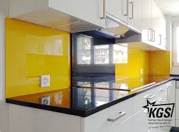 Mehrteilige Sonnengelbe Glas Kuchenruckwand Von Ihrer Glaserei Farbenfrohe Glas Kuchenruckwande Messen Wir Eine Kuche Ruckwand Glas Kuchenruckwand Kuche