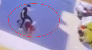 Crotone, il video del pestaggio al poliziotto: calci e pugni mentre a  terra, poi cè lo sparo