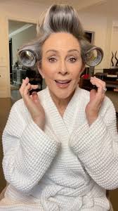 Sometimes you gotta start the weekend with some 80s primetime soap drama ✨  #dynasty #joancollins #bobmackie #80s #80sfashion #80shair