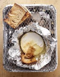 Camembert Au Barbecue Pour 4 Personnes Recettes Elle A Table Recette Camembert Barbecue Recettes De Cuisine Recette