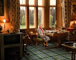 Her Majesty Queen Elizabeth Ii Pictured In Her Office At Balmoral Queen Elizabeth Ii Long To Reign Over Us G Queen Elizabeth Queen Elizabeth Ii Study Rooms