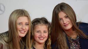 Nach einem kleinen auftritt als statistin in til schweigers film barfuss gab sie im alter von fünf jahren ihr filmdebüt im erfolgreichsten deutschen kinofilm. Luna Und Emma Schweiger Privat Strenger Papa So Steht Til Zu Den Freunden Seiner Tochter News De