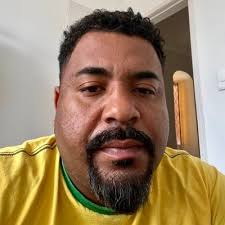 Para quem não sabe, Viviane também foi agredida por Sandra Mathias Correia  de Sá, além do Max. Vivendo aqui no RJ há 7 anos, ela não sabia que tinha  um mandado de