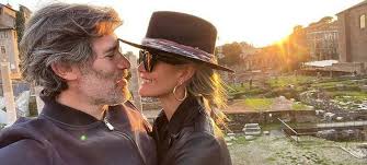 Laeticia hallyday fond en larmes en rendant hommage à johnny. Laeticia Hallyday Jalil Lespert Is On The Road Somag News