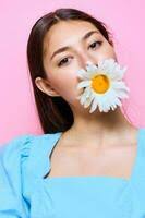 robe femme bleu studio journée fleur valentines camomille mode sourire rose  Jeune 25715145 Photo de stock chez Vecteezy