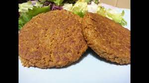 Fiocchi di soia, patate lesse, carote, erbe aromatiche, spezie e un po' di pangrattato sono gli ingredienti dell'hamburger di soia, un sano e leggero burger vegano tanto gustoso quanto ricco dal punto di vista nutrizionale. Burger Di Soia Fatti In Casa Youtube