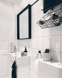 Schnelles Badezimmer Makeover Passende Accessoires Bringen Mit Wenigen Handgriffen Stil Ins Weisse Badezimmer Ba Badezimmer Weisse Badezimmer Neues Badezimmer