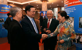 Vương đình huệ (sinh ngày 15 tháng 3 năm 1957) là một chính khách người việt nam. Hanh Trinh 90 NÄƒm Váº» Vang Cá»§a Tuá»•i Tráº» Thá»§ Ä'o