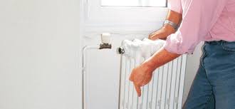 Demonter Un Radiateur A Eau Sans Vidanger Les Tuyaux Radiateur Eau Radiateur Thermostat Radiateur