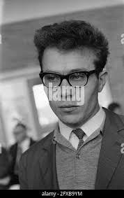 International draughts tournament in Hoogezand-Sappemeer, Baba Sy (Senegal)  massages feet Date: May 9, 1967 Location: Hoogezand-Sappemeer Keywords:  DAMMEN Personname: Baba Sy Stock Photo