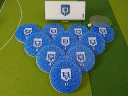 A seleção italiana de futebol é o time nacional da itália de futebol masculino, gerido pela federação italiana de futebol, que representa a itália nas competições de futebol da uefa e da fifa.a equipe é uma das seleções de futebol masculino mais bem sucedidas na história das copas do mundo, tendo disputado seis finais e saído vitoriosa em quatro (1934,1938,1982 e 2006), ficando. Jogo De Botao Frandian Jogo De Botao Italia