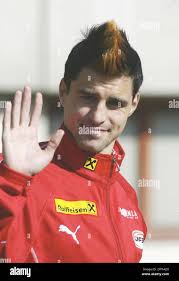 Teamspieler Paul Scharner praesentiert sich am Montag, 29. Maerz 2004 beim  heutigen Teamtraining im Ernst-Happelstadion in Wien mit ausgefallener  Frisur. Oesterreichs Fussball-Nationalteam trifft am Mittwoch bei einem  freundschaftlichen Laenderspiel in ...