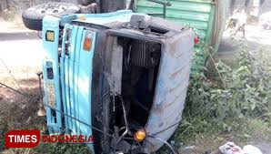 5:36 cerita muslikin 1 522 просмотра. Truk Kontainer Terguling Di Pakusari Jalur Jember Banyuwangi Macet Laduni Layanan Digital Untuk Negeri