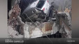 Il 14 agosto del 2018 a genova, sul luogo di una delle più terribili tragedie degli ultimi decenni, c'erano anche loro, i cani soccorritori che hanno lavorato in tandem con vigili del fuoco, protezione civile e forze dell'ordine per cercare i superstiti tra le macerie del ponte morandi. Genova Crolla Ponte Morandi Il Calciatore Sopravvissuto Sono Andato Giu Con Il Cavalcavia La Repubblica