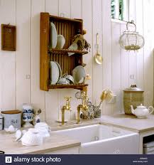 Die zeiten, in welchen spülbecken lediglich dem reinigen von geschirr und dem waschen von obst, gemüse und salat dienten, sind längst vorbei. Landhaus Kuche Mit Spule Und Holzernen Geschirrkorb In Englischen Landhaus Stadthaus Stockfotografie Alamy