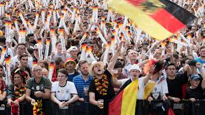 Mehr zur em 2021 finden sie hier. Fussball Em Und Corona Wenn Der Biergarten Zur Fanmeile Wird Br24