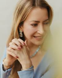 O que a ética exige de mim quando ninguém está olhando Às vezes me pergunto  se ser ética ainda é uma virtude valorizada, ou se virou apenas uma  exigência formal, bonita no