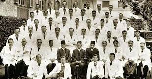 طاقم أطباء قصر العينى1933 In 2020 Old Egypt Photo Wall Egypt