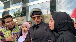 Lirik yang ringkas dan muzik yang catchy sememangnya mudah menarik perhatian sesiapa yang mendengarnya. Ubah Lirik Lagi Syantik Tanpa Izin Gen Halilintar Beri Penjelasan