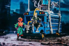 Fortnite's season 4 end event let players pilot upgraded battle buses to defeat galactus, end the nexus war, and save all of players were then given the ability to pilot these new and improved battle buses while fending off swarms of gorgers. Jazwares Fortnite 4 Battle Bus Deluxe With Recruit Jonesy Exclusive Tomatohead Figures In Stock On Amazon
