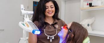 I have natural dark hair and on my ends is a few tones lighter from a previous bleaching that i did 2 years ago. Bleaching In Leer Professionelle Medizinische Zahnaufhellung