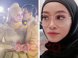 Intan merupakan bekas isteri kepada pemuzik bebas, muhammad radzi abdul wahid atau lebih dikenali sebagai ude wahid. Intan Liana Muat Naik Foto Termenung Jauh Netizen Kait Isu Sanding Izreen Ude Wahid Media Hiburan