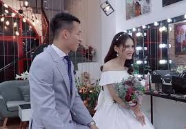 Ngoài ra, vợ của hùng dũng cũng dành lời cảm ơn tới các cđv và không quên nhắc nhở mọi người bình tĩnh, tiếp nhận các thông tin qua kênh chính thống thay vì nghe các tin đồn thất thiệt. Ngáº¯m Vá»£ ChÆ°a CÆ°á»›i Ä'áº¹p Lung Linh Cá»§a Tuyá»ƒn Thá»§ Ä'á»— Hung DÅ©ng Vietnamnet