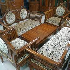 Kursi tamu berbahan kayu jati ini memiliki pahatan model floral pada sandaran tangan dan punggungnya. Set Kerusi Kayu Ruang Tamu Desainrumahid Com
