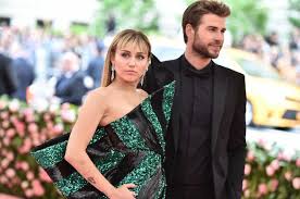 La popstar, 28 anni, ha infatti confessato, che usa i giocattoli sessuali in due modi audace e trasgressiva l'ex stellina disney non ha smesso di provocare nemmeno in quarantena durante la pandemia: Miley Cyrus Amero Per Sempre Liam Quando La Nostra Casa E Bruciata Ho Subito Un Trauma L Huffpost