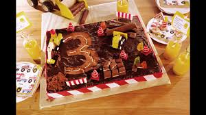 Es gibt 6 verschiedene arten von fahrzeugen, mit denen sie ihren kuchen dekorieren können, z. Baustellen Geburtstagskuchen Rezept Dr Oetker In 2021 Kinder Kuchen Geburtstag Kuchen Dekorieren Kindergeburtstag Bagger Kuchen Anleitung