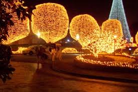More than 2 million lights and other decorations ornament the hotel and grounds during the holiday season. Taking Photos Of Opryland S Christmas Lights Display The Brentwood Tn Guide