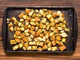 La Recette Facile De Croutons A L Ail Maison Pour Une Salade Epique Recipe Homemade Bread Croutons Homemade Recipes