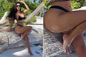 Earlier this year kim kardashian said her older sister kourtney was the 'least interesting' to look at. Kim Kardashian Accused Of Editing Blunder As Baffled Fans Only See 4 Toes In Beach Pic Irish Mirror Online