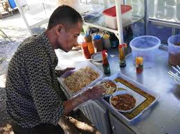 Nasi kucing biasanya dijual dengan harga murah (terkadang rp 1.000 untuk nasi kucing dan rp 4.000 untuk sego macan) di tempat yang kecil, maupun jajanan pinggir jalan yang disebut angkringan. Infopublik Sarapan Pagi Bubur Ayam