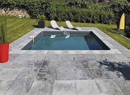 une piscine enterree desjoyaux avec dallage gris par jardins et amenagements