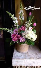 صباحكم باقات من الورد وسعادة تطرق قلوبكم دون انتهاء صباح الورد صباح نسيم صباحات نسيم Flower Arrangements Good Morning Quotes Floral Wreath
