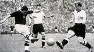 Ficha del encuentro de 1ra ronda grupo 2 del mundial de fútbol de 1954 jugado entre las selecciones de alemania occidental y hungría con detalle de goles, jugadores titulares y suplentes, tarjetas y cambios. Copa Mundial De La Fifa 1954 Noticias El Milagro Aleman Conjura La Magia De Hungria Fifa Com