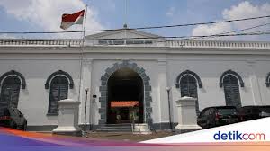 Mengutip kemdikbud ri, latar belakang hari kebangkitan nasional adalah bangkitnya semangat peringatan hari kebangkitan nasional pada 20 mei diambil dari tanggal lahirnya organisasi budi perjuangan yang selama ini bersifat kedaerahan berubah menjadi bersifat nasional dengan tujuan. Hari Kebangkitan Nasional Dan Simbol Persatuan Indonesia