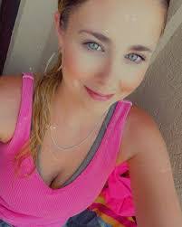 Amanda Sadler's Instagram, Twitter & Facebook