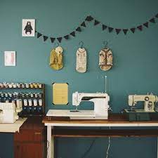 手芸好きの人が憧れる自宅のおしゃれな 裁縫スペース をチェック trill トリル クラフトルーム クラフトルームの収納 ミシン台