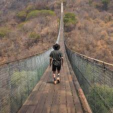 Este Puente Colgante De 350 Metros De Largo Y Aproximadamente 150 Metros De Altura Capaz De Sostener Hasta A Cien Personas Al M Railroad Tracks Railroad Track