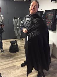 Par ailleurs, il est aussi connu pour posséder une ressemblance physique avec l'acteur américain michael keaton. Julien Lepers S Amuse De Sa Ressemblance Avec Michael Keaton En Endossant Le Costume De Batman Fan Actu
